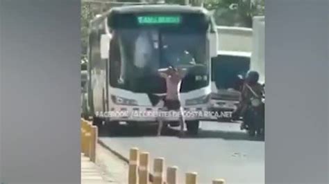 hombres desnudos en la calle|DETIENEN A HOMBRE DESNUDO EN BOULEVARD .